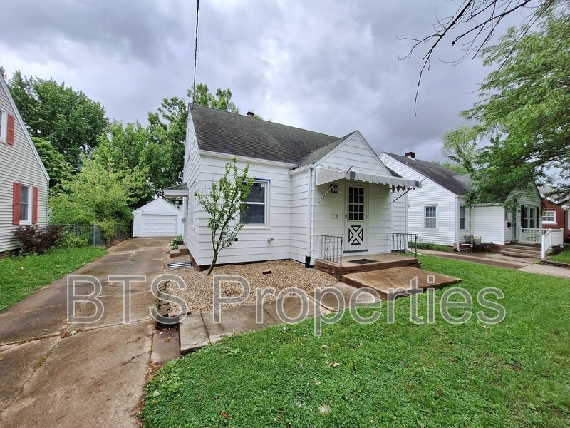 Primary Photo - 902 E Seneca Pl