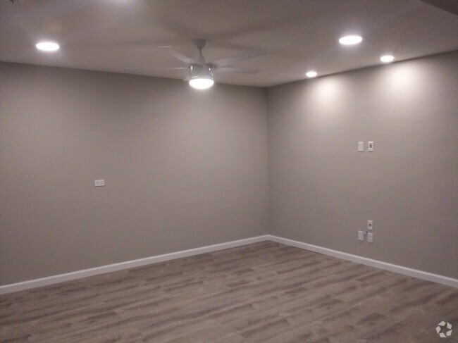 Building Photo - 111 S Dale Ct