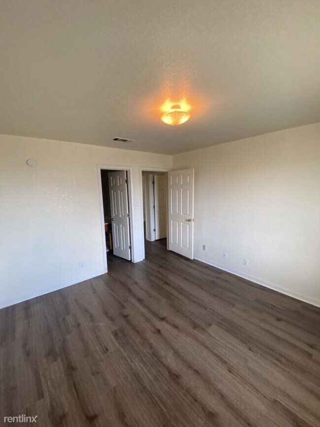 Building Photo - 3 br, 2 bath Duplex - 5208 Morning Glen Ln...