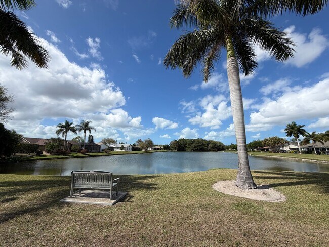 Foto del edificio - ANNUAL RENTAL - 4 BED / 3 BATH LAKE FRONT POOL HOME IN REGENT PARK