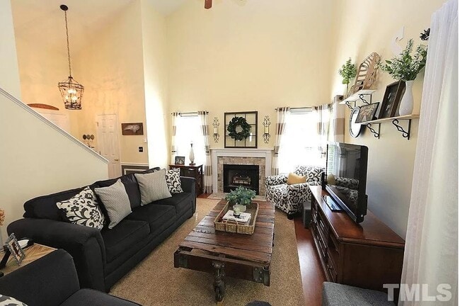Building Photo - Charming 3 Bedroom w/2 Car Garage!