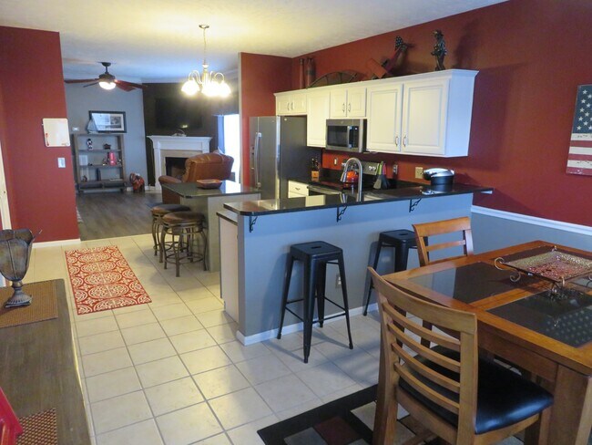 Foto del edificio - 131 Canton Ct