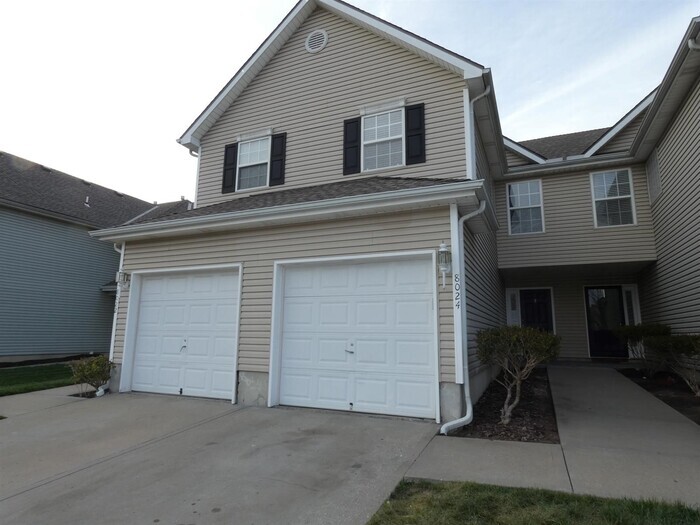 Primary Photo - Beautiful Town Home in North Kansas City S...