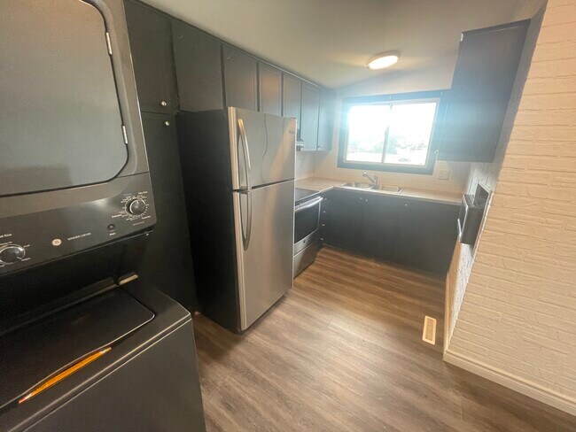 Photo du bâtiment - 3 Bedroom Main Floor on East Mountain