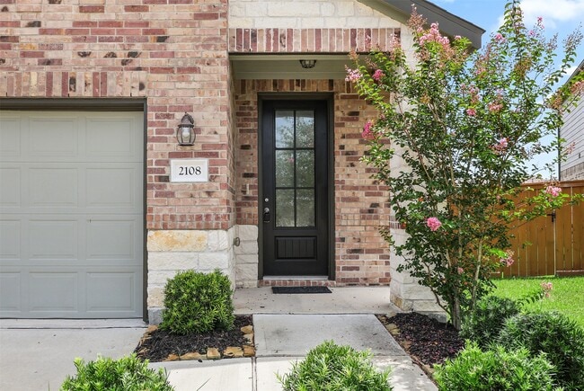 Building Photo - 2108 Sweet Bay Dr
