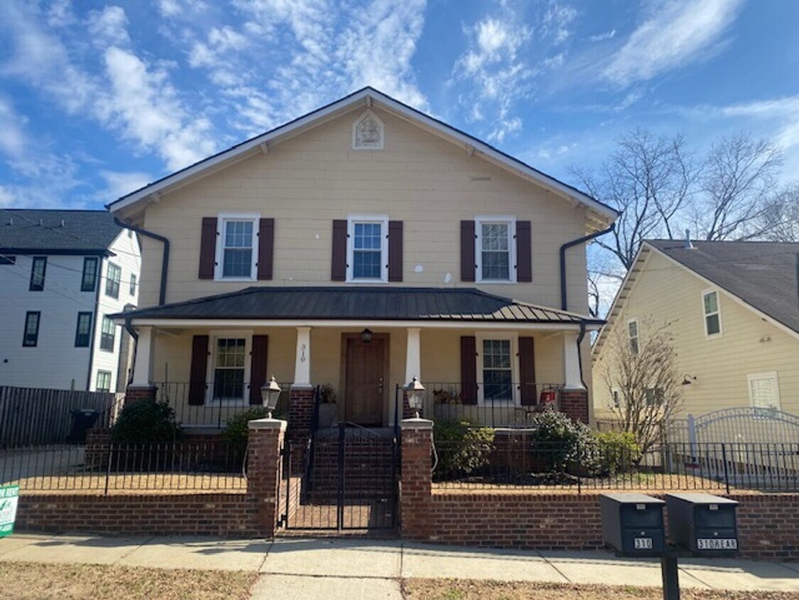 Foto principal - 3 Bedroom 2.5 Bath Townhome in Downtown Greenville and Near the Hampton Pinckney Historic District