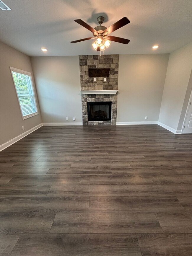 Foto del edificio - 4 Bedroom 2 1/2 Bath Pet Friendly Home For Rent Near Post!