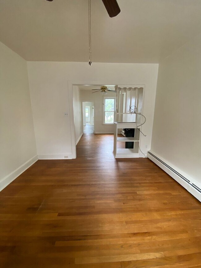 Building Photo - Single family semi-detached home