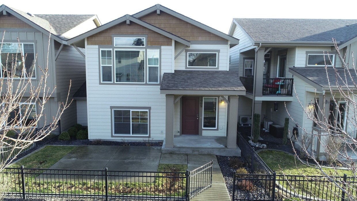 Primary Photo - Kendall Yards, 2 Bedroom Townhouse, Over-s...