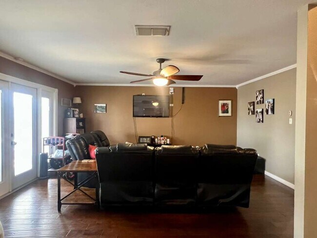 Foto del edificio - 4 Bed, 3 Bath & Unbeatable Location — Your Selma Dream Home Near The Forum Awaits!