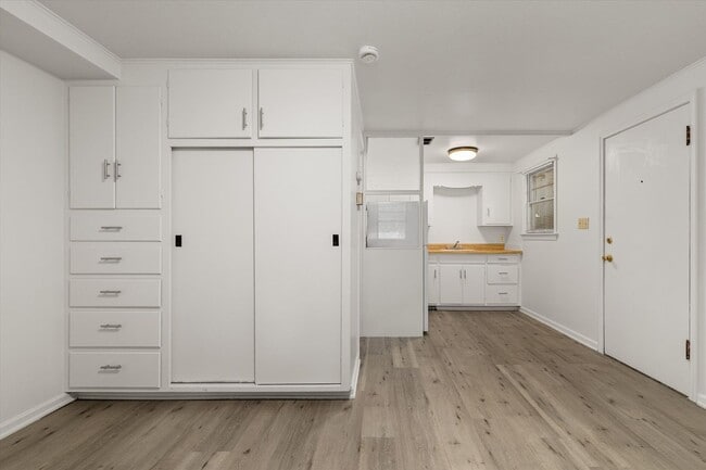 Building Photo - Studio apartment in downtown Boise!