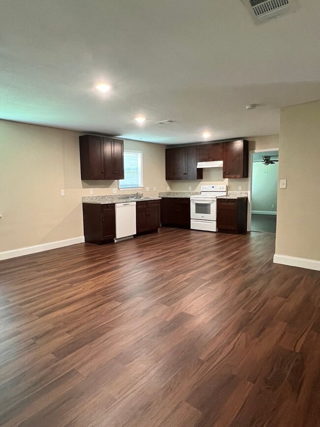 Foto del edificio - Newly remodeled 4bed/2bath in Orange, TX