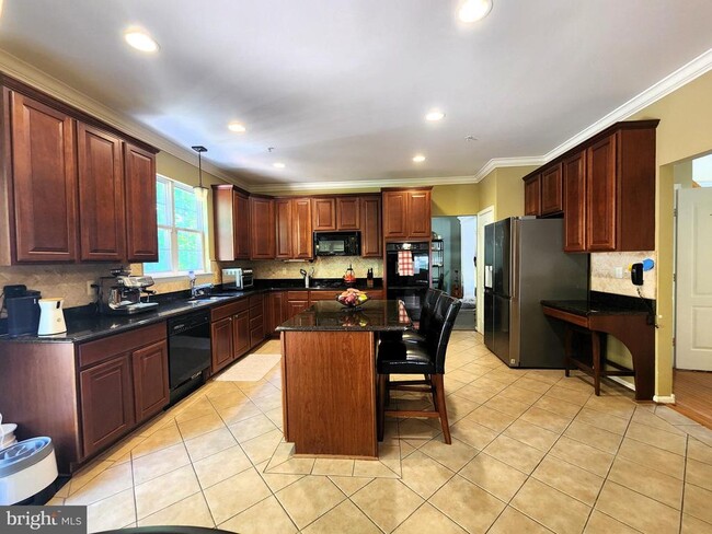Building Photo - 8008 Race Horse Ln