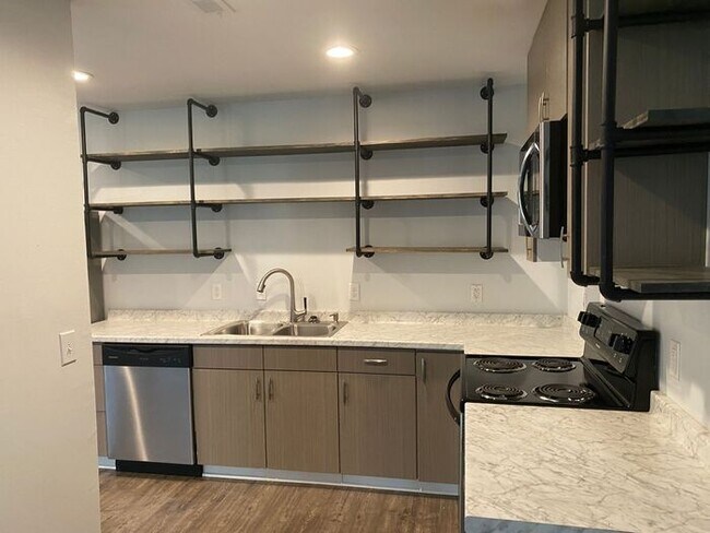 Foto del edificio - Village Square Off Market St/Kerr Ave 3BR,...