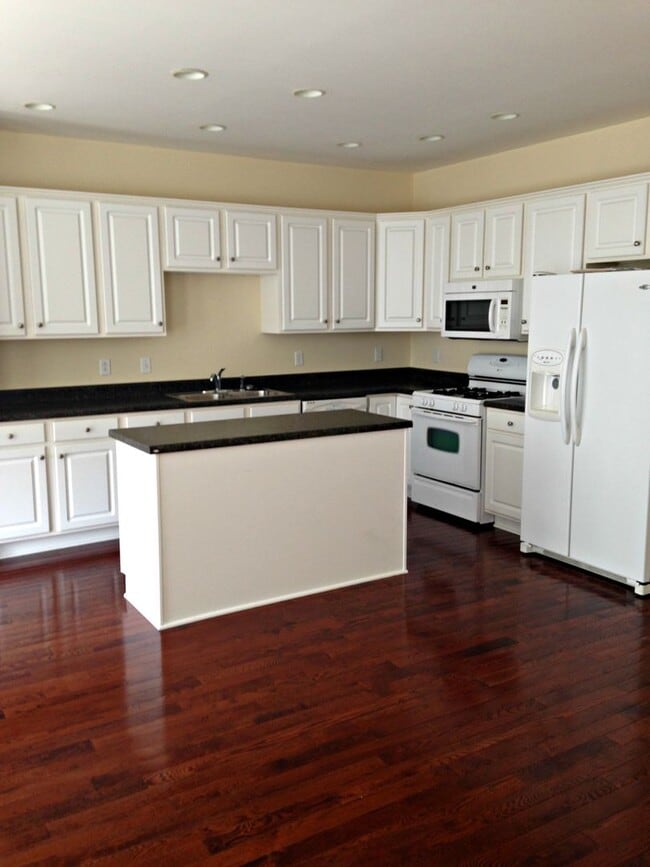 Building Photo - Updated 3 bed 2.5 luxury townhome in Mars PA!