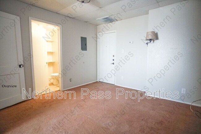 Building Photo - 419 E Schuster Ave