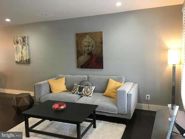 Building Photo - Spacious Townhome with Off Street Parking
