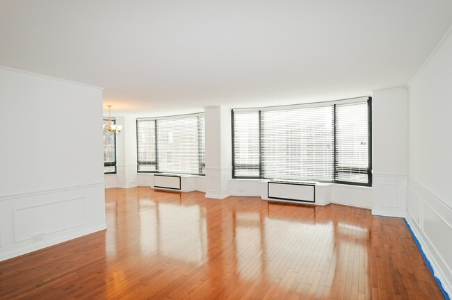 Building Photo - 1555 N Astor St