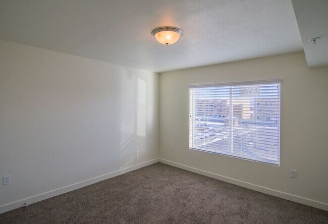 Building Photo - 698 E 500 S