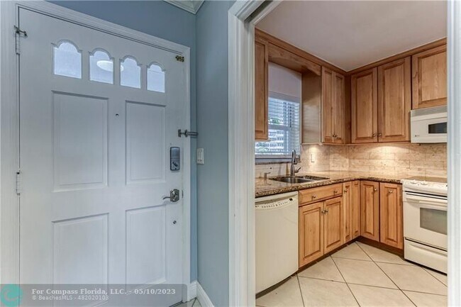 Building Photo - 3201 NE 36th St