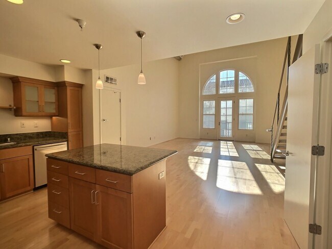 Building Photo - Large 1 Bedroom Bright Loft in Downtown Sa...