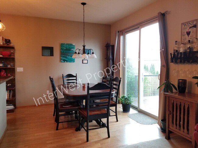 Foto del edificio - Large 3 Bed 2.5Ba Vancouver Beauty W/ Gas Fireplace, Dog Run, Fenced Yard & So Much More!