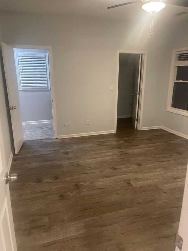 Building Photo - 595 Maple Dr