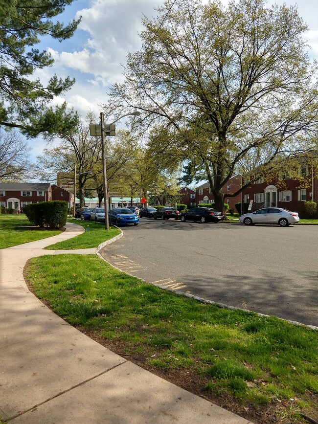 Foto del edificio - 30 Carolyn Terrace