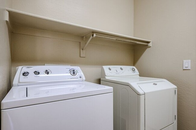 Foto del edificio - BEAUTIFUL 4 BEDROOM, 2.5 BATH WITH A POOL IN THE HEART OF GILBERT