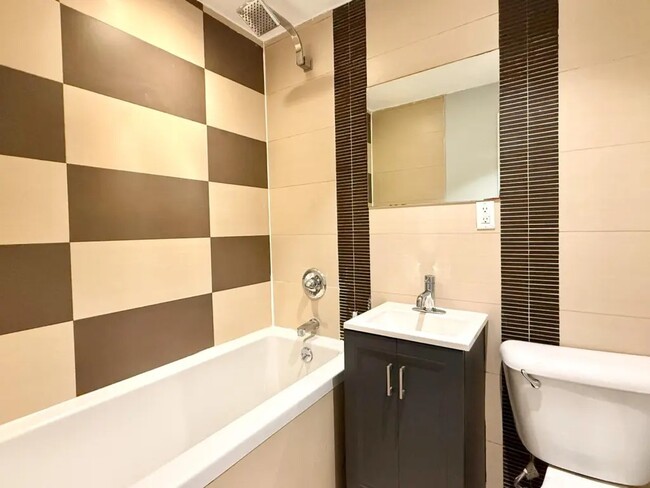 Foto del edificio - Private bedroom in 4 bed/1 bath Home