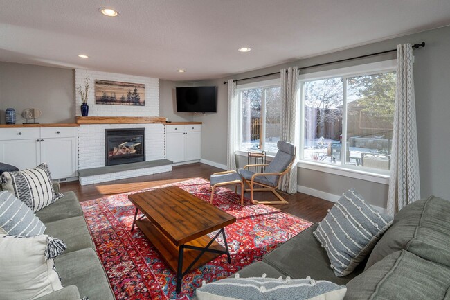 Foto del edificio - *Available through April 28th* Stunning Ho...