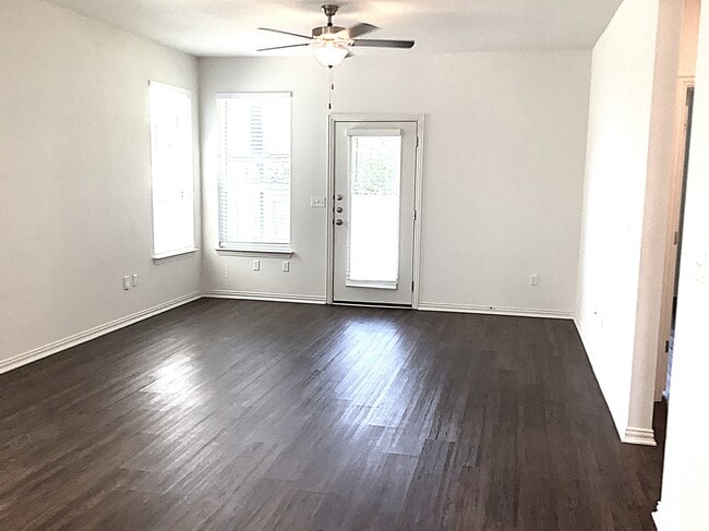 Building Photo - 469 Pebble Bend