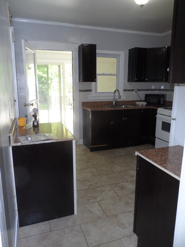 Cocina similar, pero no exacta. - 48 Cleveland Ave