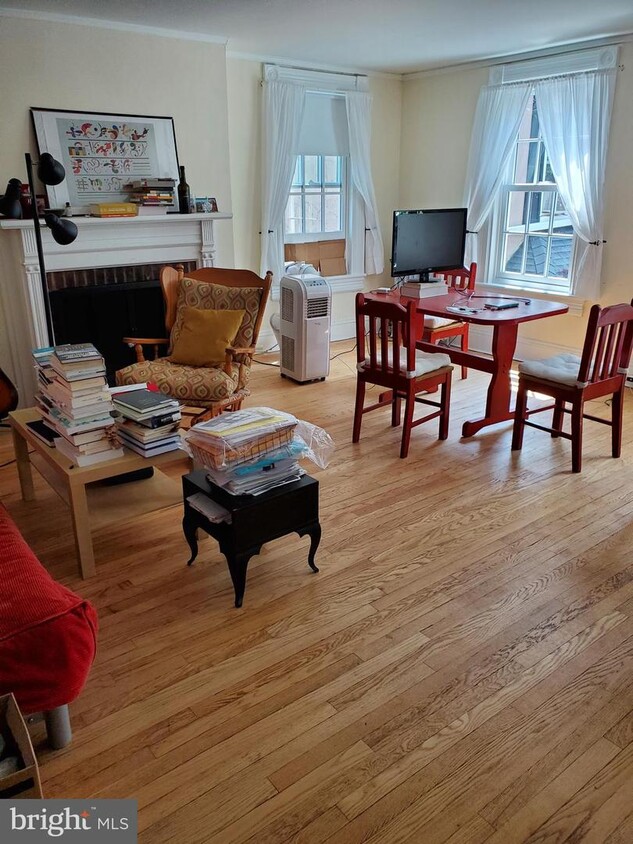 Primary Photo - 200 Nassau St