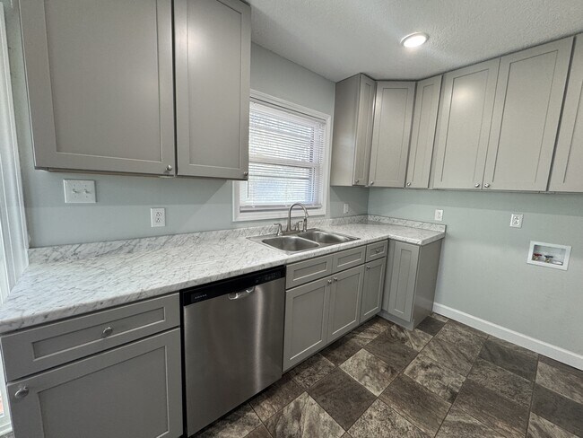 Foto del edificio - 142 Cardinal Rd