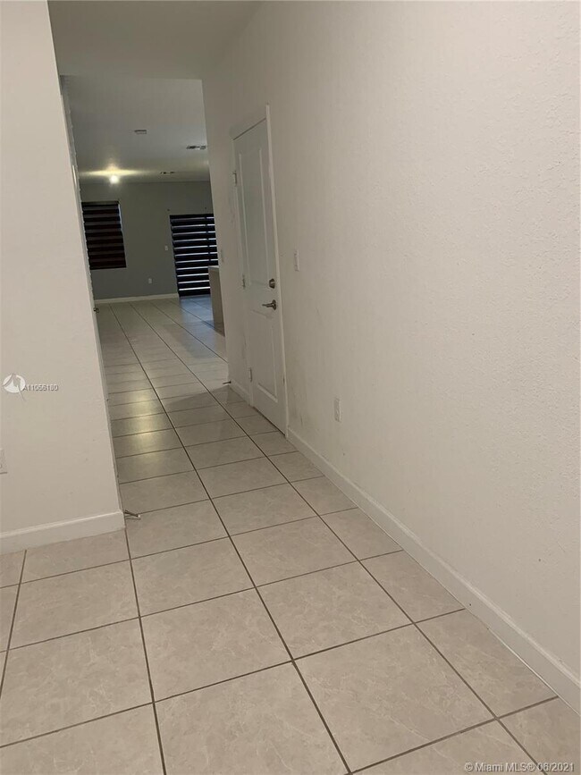 Foto del edificio - 25075-25108 SW 108th Ct