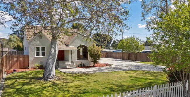 Building Photo - 30stine