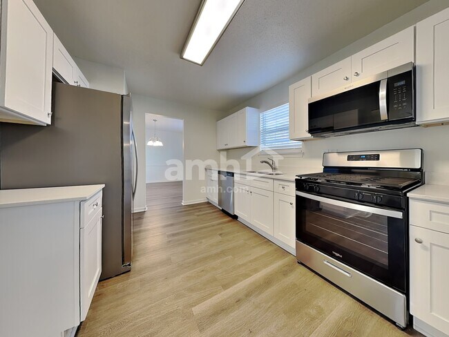 Foto del edificio - 6136 Swabia Ln