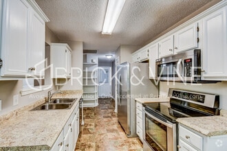 Building Photo - 505 Baronne St