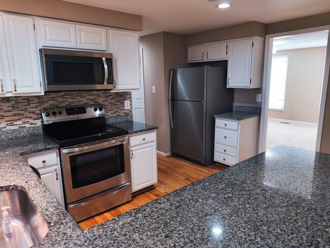 Building Photo - Inviting Townhome in Sterling with Spaciou...