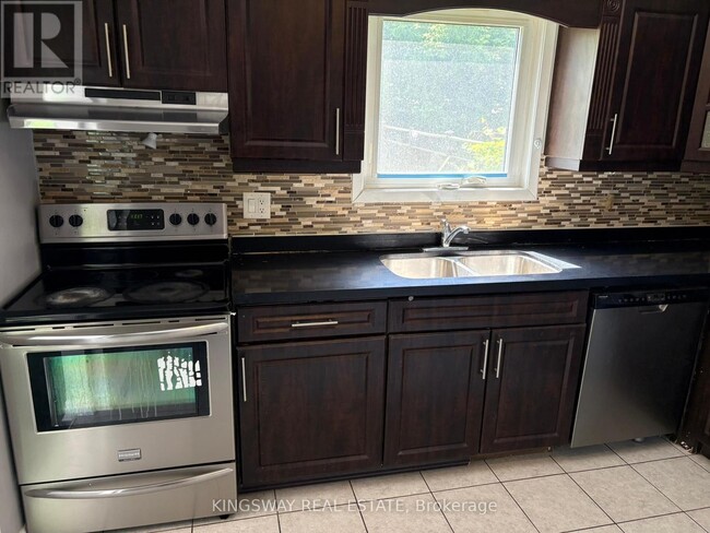 Building Photo - 3255 Anderson Crescent