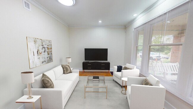 Building Photo - 6 BEDROOMS + 3.5 FULL BATHROOMS Single Fam...