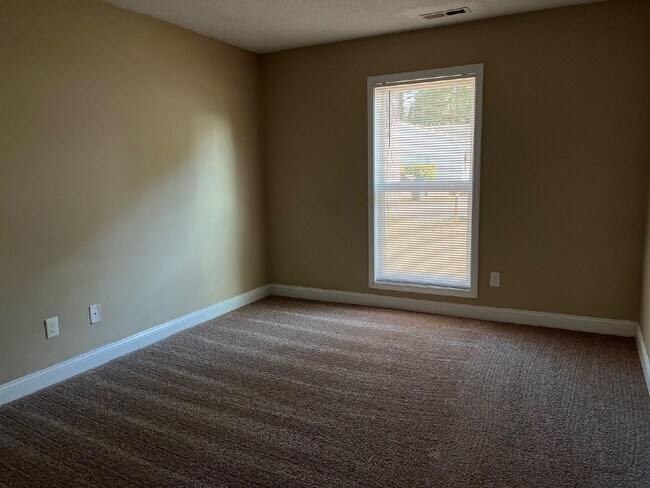 Building Photo - 188 Village Cir
