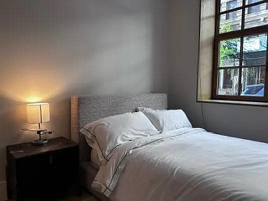 Building Photo - 100 Vandam St