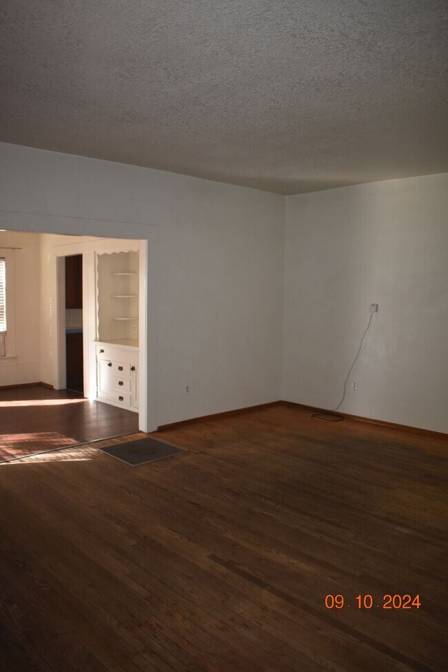 Building Photo - Charming Two Bedroom Home with Hardwood Fl...