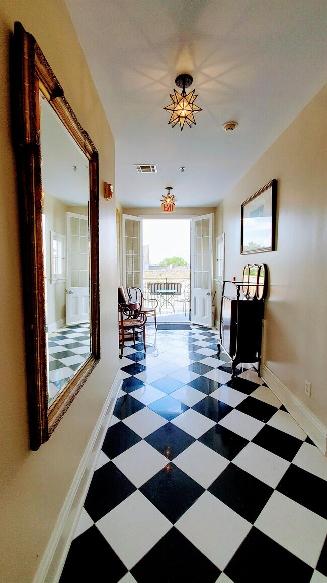 Building Photo - 517 Dumaine St