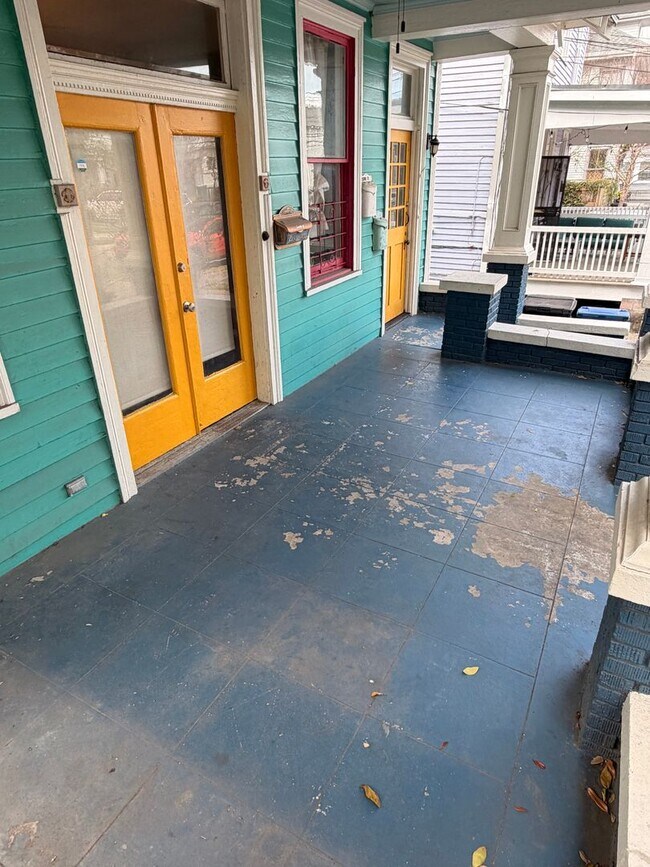Building Photo - 2BD/1BA unit w/ big front porch, off street parking, and w/d!