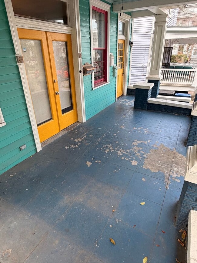 Building Photo - 2BD/1BA unit w/ big front porch, off street parking, and w/d!
