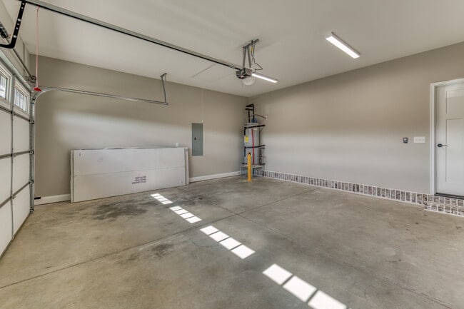 Building Photo - 325 Monroe Dr