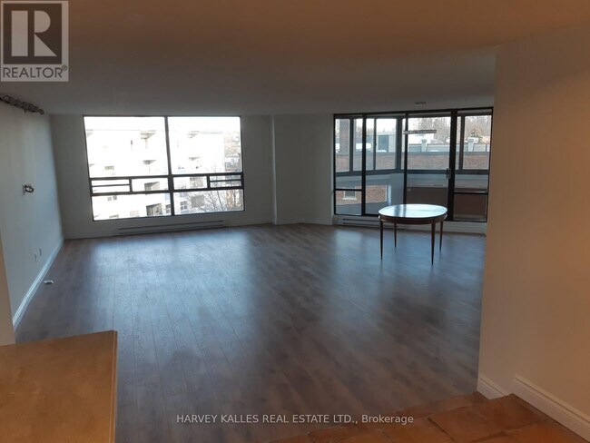 Photo du bâtiment - 240-240 Heath St W